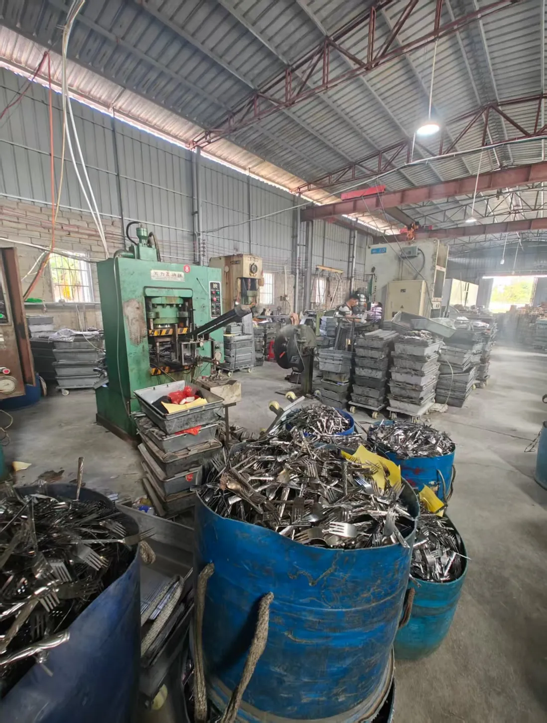Metal cutlery pieces and workshop equipment at YIYING